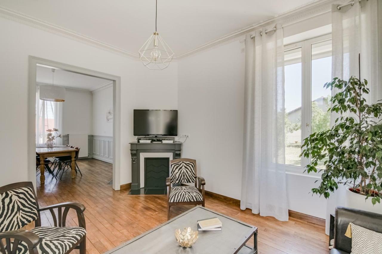Maison Qui S'Y Frotte S'Y Pique Robert-Espagne Exteriör bild
